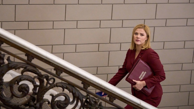 Ministru prezidente Evika Siliņa Saeimas ēkā kāpj pa trepēm. 