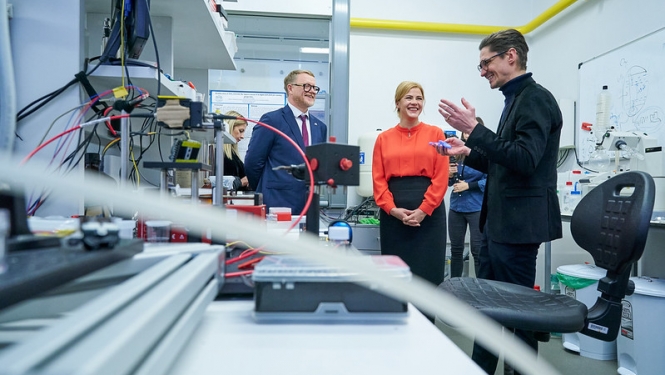 Ministru prezidente Evika Siliņa, RTU rektors Tālis Juhna RTU Šķiedru optikas pārraides sistēmu laboratorijā