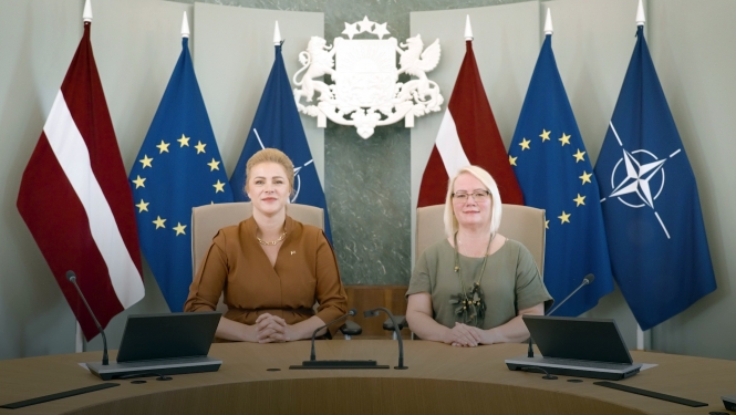 Ministru prezidente Evika Siliņa un zīmju valodas tulce pie galda Ministru kabineta sēžu zālē