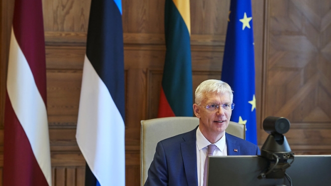 Ministru prezidents Krišjānis Kariņš pie datora