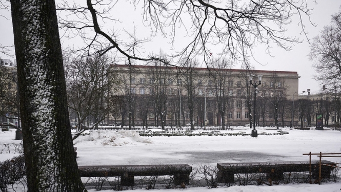 Ministru kabineta un Valsts kancelejas ēka ziemā. 