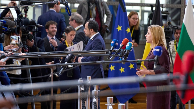 Ministru prezidente Evika Siliņa Eiropadomē atbild uz mediju pārstāvju jautājumiem. 
