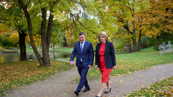 Ministru prezidente Evika Siliņa un Cēsu novada domes priekšsēdētājs Jānis Rozenbergs sarunājas pastaigājoties pa parku Cēsīs