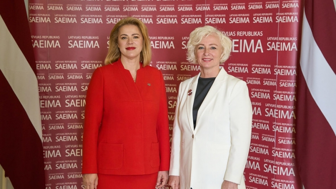 Ministru prezidente Evika Siliņa un Saeimas priekšsēdētāja Daiga Mieriņa