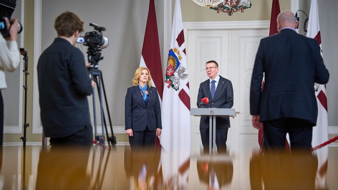 Ministru prezidenta Evika Siliņa un Valsts prezidents Edgars Rinkēvičs Rīgas pilī. Fonā mediji - žurnālisti un operatori ar kamerām. 