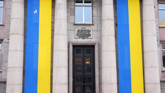 Ministru kabineta ēka ar Ukrainas karogiem
