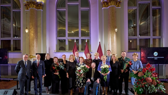 Ministru kabineta balvas saņēmēji kopā ar Ministru prezidenti Eviku Siliņu un ministriem