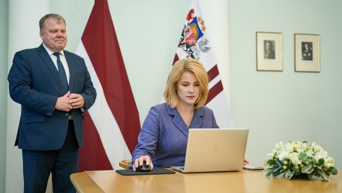 Ministru prezidente Evika Siliņa un Latvijas Pašvaldību savienības priekšsēdētājs Gints Kaminskis paraksta Ministru kabineta un Latvijas Pašvaldību savienības vienošanās un domstarpību protokolu par 2025.gada budžetu un budžeta ietvaru 2025.-2027.gadam.