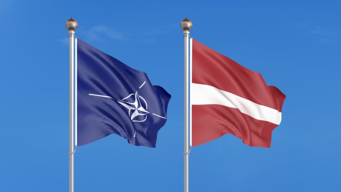 NATO un Latvijas karogi