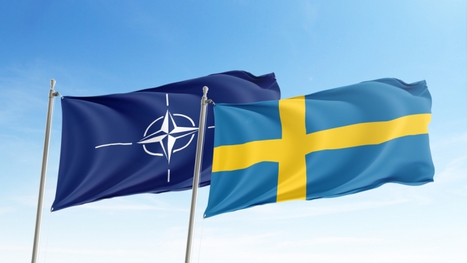 NATO un Zviedrijas karogi