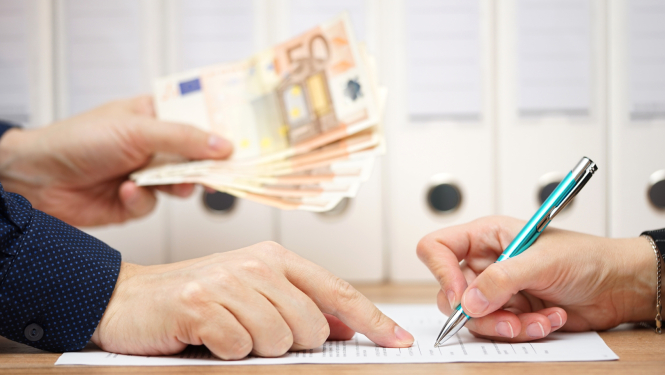 Izstiepta roka tur naudas banknotes, otra roka norāda vietu, kur uz lapas jāparakstās, trešā roka parakstās ar pildspalvu