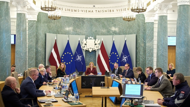 inistru prezidente Evika Siliņa vada Noziedzības novēršanas padomes sēdi. Sēdes dalībnieki Ministru kabineta sēžu zālē pie galda. 