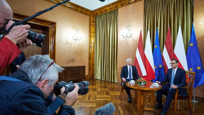 K. Kariņš un M.Moraveckis Varšavā