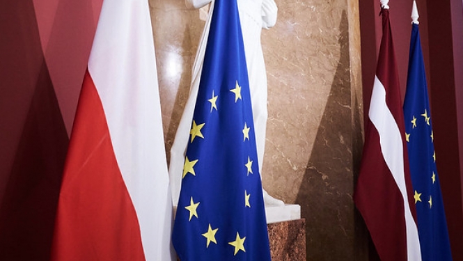 Polijas, Eiropas Savienības un Latvijas karogi