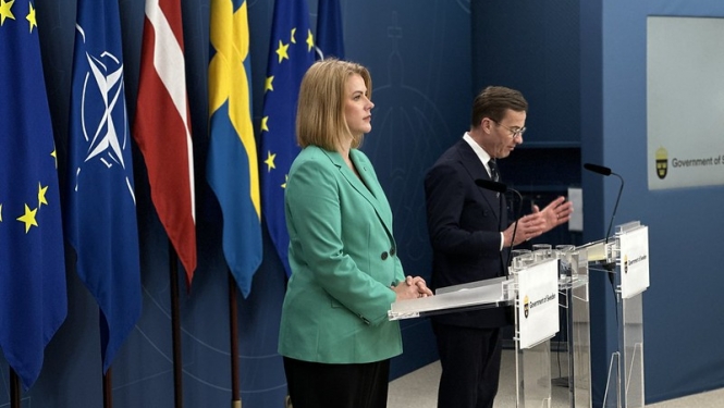 Ministru prezidente Evika Siliņa ar Zviedrijas premjerministru Ulfu Kristersonu piedalās preses konferencē