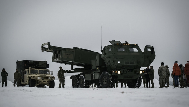 Foto no starptautiskām militārām mācībām Winter Shield 2023, kuru laikā Ādažu poligonā sadarbībā ar ASV bruņotajiem spēkiem notiek augstas mobilitātes raķešu artilērijas sistēmas HIMARS darbības demonstrācija