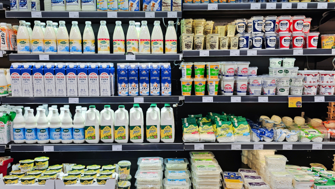 Piena produkti izkārtoti veikala plauktā