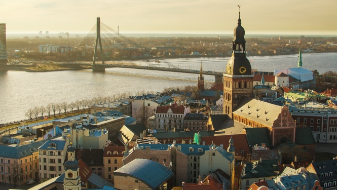 Rīgas panorāmas skats no augšas, redzama Vecrīga, Daugava un Vanšu tilts