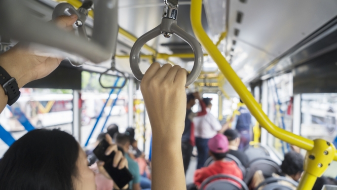 Piepildīts sabiedriskais transports ar cilvēkiem