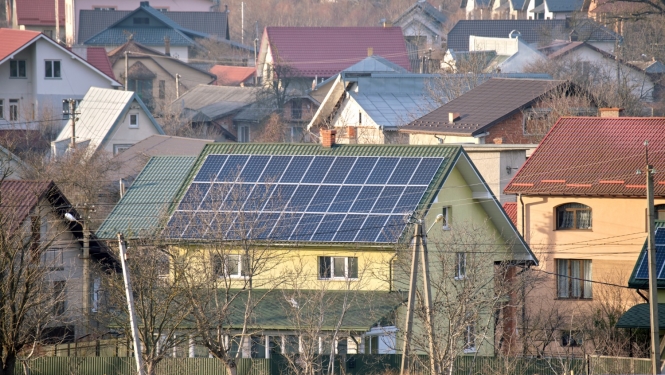 Saules paneļi izvietoti uz dzīvojamās ēkas jumta