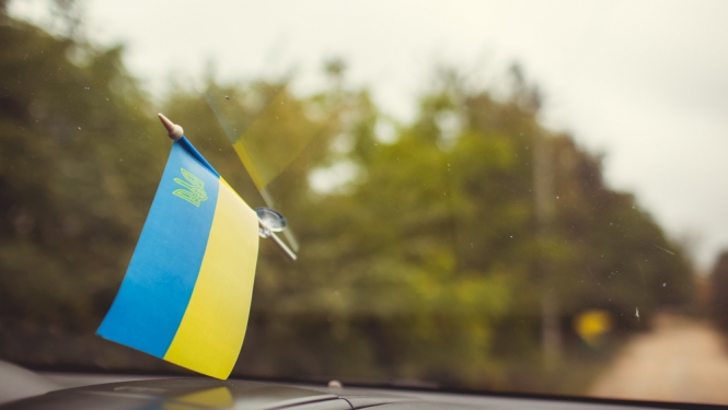 Ukrainas karogs mašīnā