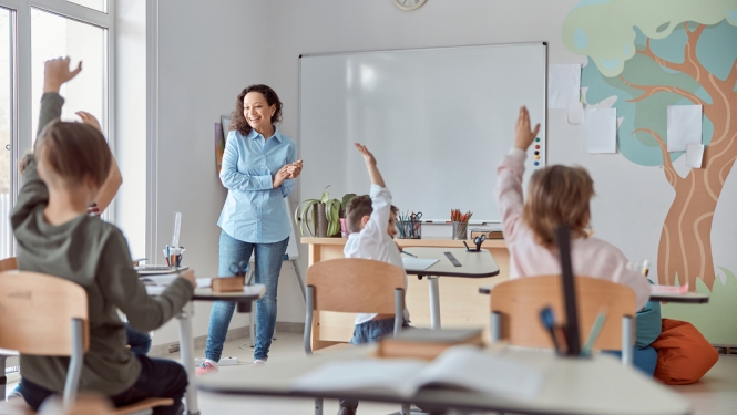 Bērni klasē un skolotāja