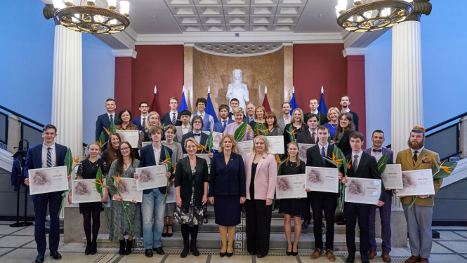 Starptautisko mācību olimpiāžu laureāti kopā ar Ministru prezidenti Eviku Siliņu un izglītības un zinātnes ministri Daci Melbārdi