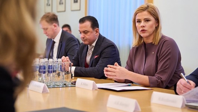 Stratēģiskās vadības komitetas sēde Ministru prezidenta sēžu zālē. Pie galda Ministru prezidente Evika Siliņa un citi sēdes dalībnieki. 