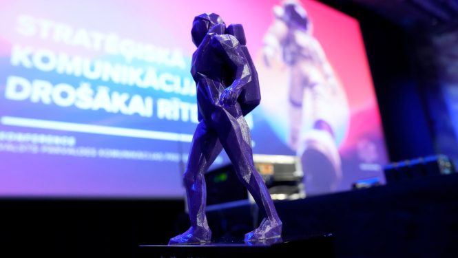 Konferences “Stratēģiskā komunikācija drošākai rītdienai 2025” apbalvojums - kosmonauta statuete
