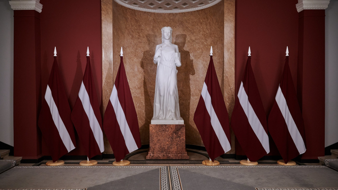Temīdas statuja ar Latvijas karogiem abās pusēs Ministru kabineta vestibilā