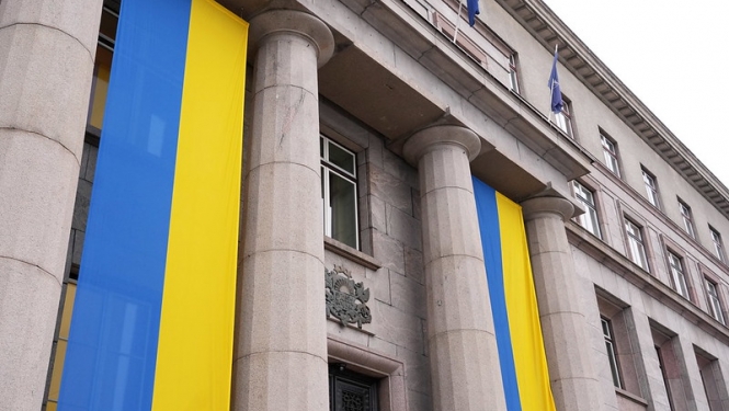 Ukrainas karogi pie Ministru kabineta ēkas