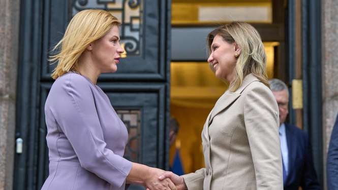 Ukrainas prezidenta kundze Olena Zelenska sarokojas ar Ministru prezidenti Eviku Siliņu. 