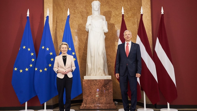 Foto: Ministru prezidents Krišjānis Kariņš un EK priekšsēdētāja Urzula fon der Leiena