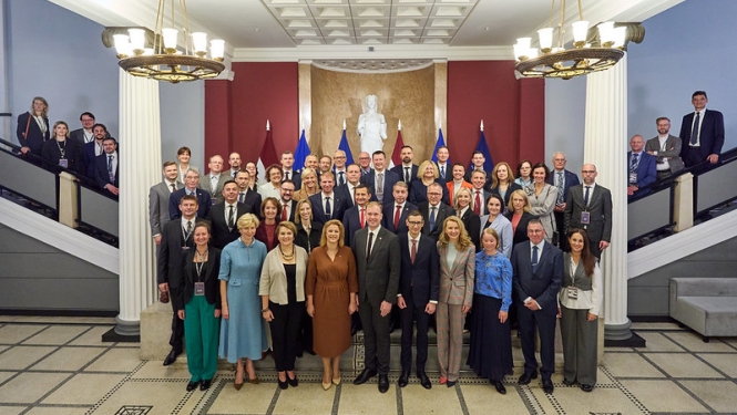 Valdības un Ārvalstu investoru padomes Latvijā (FICIL) kopīgs foto