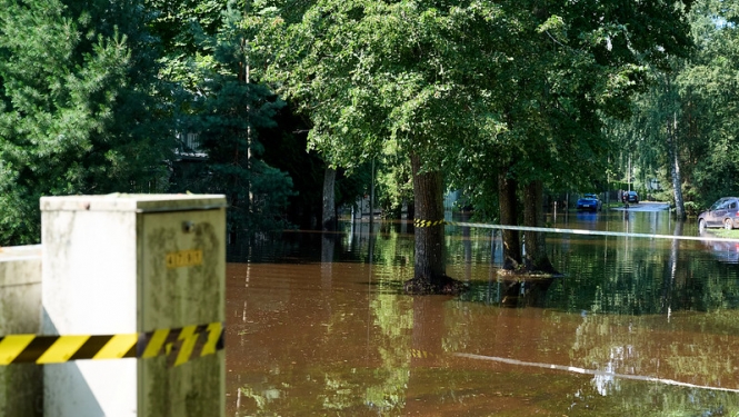 Foto: Vētras postījumi Jūrmalā. Applūdusi iela.