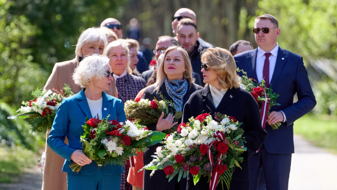 Ministru prezidente Evika Siliņa, Saeimas priekšsēdētāja Daiga Mieriņa un citas valsts amatpersonas dodas nolikt ziedus J. Čakstes atdusas vietā