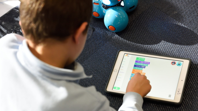 Latvijas skolas saņems viedierīces 3,97 miljonu eiro vērtībā