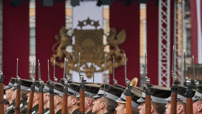 Paaugstinās kareivju, instruktoru un virsnieku maksimālo vecumu dienestā rezervē