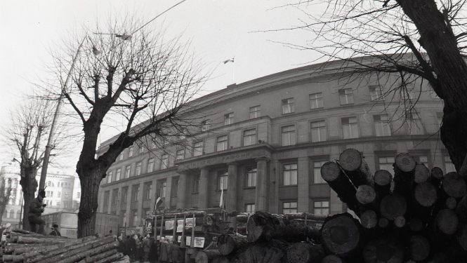 Attēls no 1991. gada barikādēm pie Ministru kabineta ēkas (toreiz Ministru padome). 