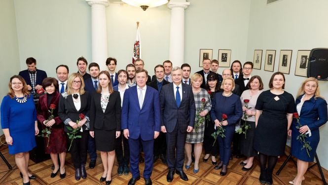 Ministru prezidents sveic mācību olimpiāžu uzvarētājus