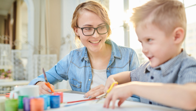 Arī pašnodarbinātas personas – nepilnas darba slodzes pedagoģiskā vai radošā darba veicēji – varēs pretendēt uz dīkstāves pabalstu