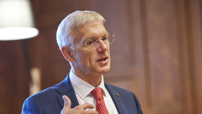 Ministru prezidents Kariņš savā darba kabinetā