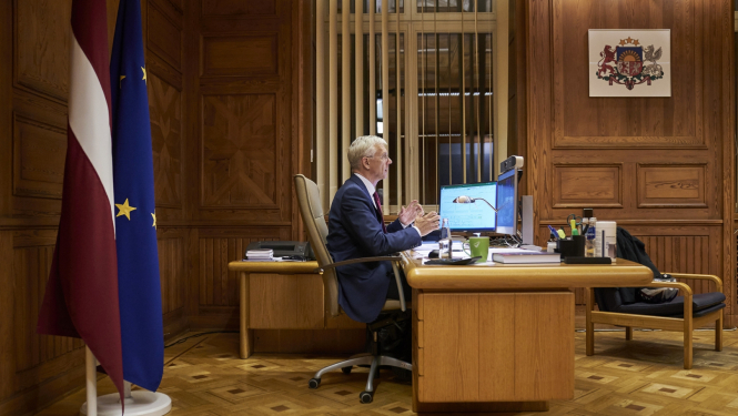 Ministru prezidents Kariņš savā darba kabinetā piedalās videokonferencē
