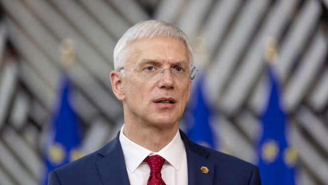Ministru prezidents Krišjānis Kariņš uz ES karogu fona