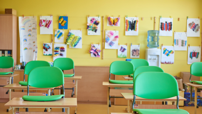 Klases telpa ar bērnu darbiem pie sienas