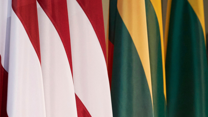 Latvijas un Lietuvas karogi