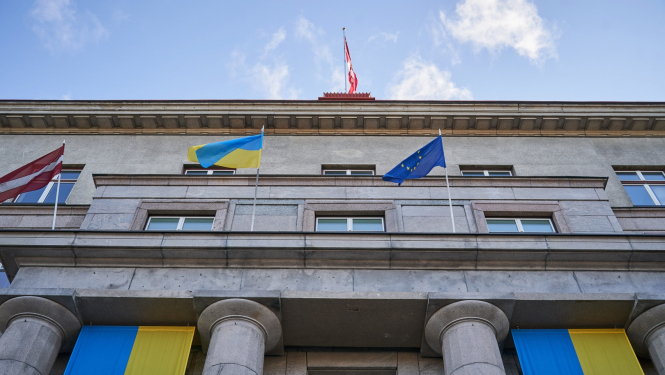 Ukrainas un Latvijas karogi, Ministru kabineta ēka