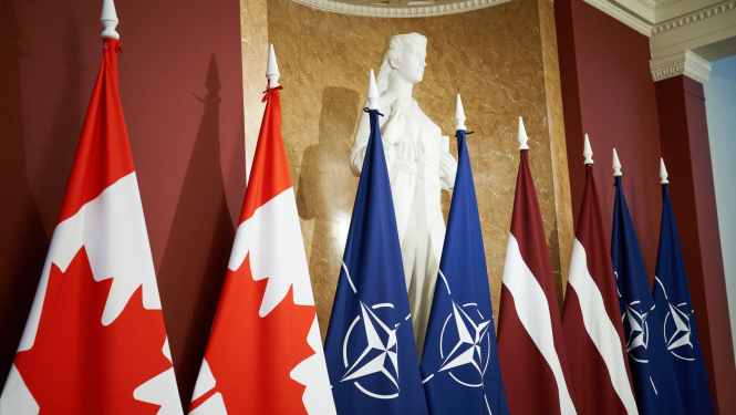 Latvijas un Kanādas karogi