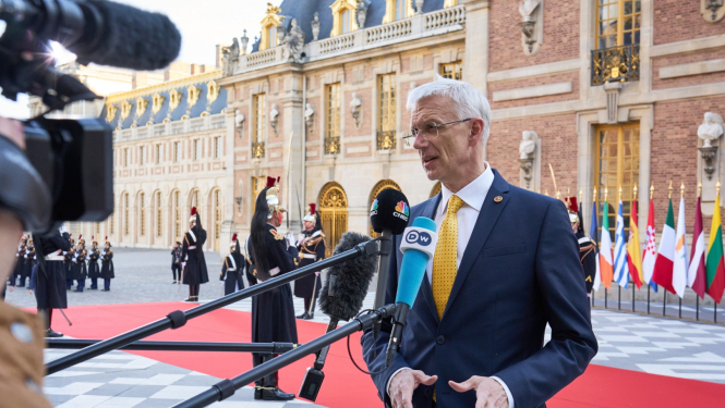 Kariņš sniedz interviju starptautiskajiem medijiem Eiropadomes laikā Parīzē