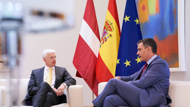Ministru prezidents Krišjānis Kariņš sarunā ar Spānijas premjerministru Pedro Sančesu sarunā